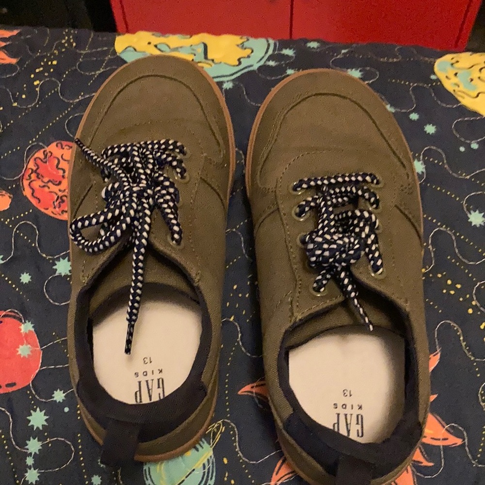 Like new gap green canvas sneaker